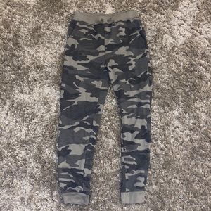 SPLENDID CAMO GREEN KIDS SWEATPANTS SIZE 10